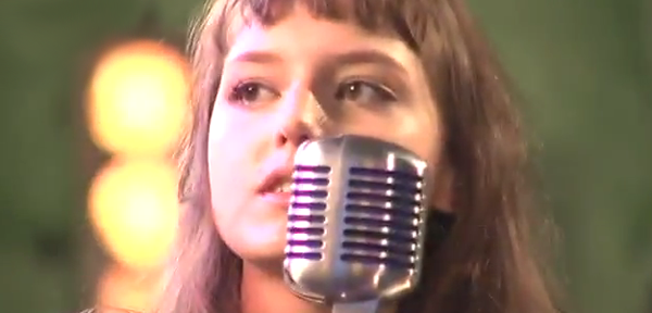 Mallu Magalhães toca inédita no “Show Na Brasa” da MTV