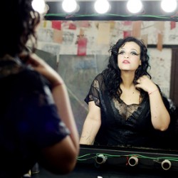 Nova da Tulipa Ruiz – “É”