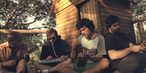 Vídeo: Apanhador Só – “Cartão Postal”