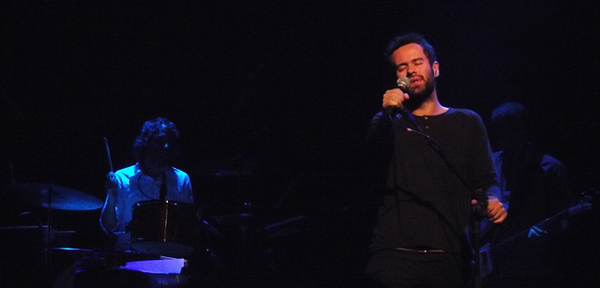 Vídeo: Marcelo Jeneci toca inédita em show em Santo André