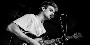 Mac DeMarco em covers satisfatoriamente mal tocados
