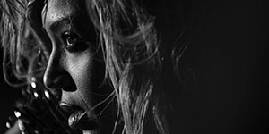 Beyoncé surpreende e lança álbum somente pelo iTunes