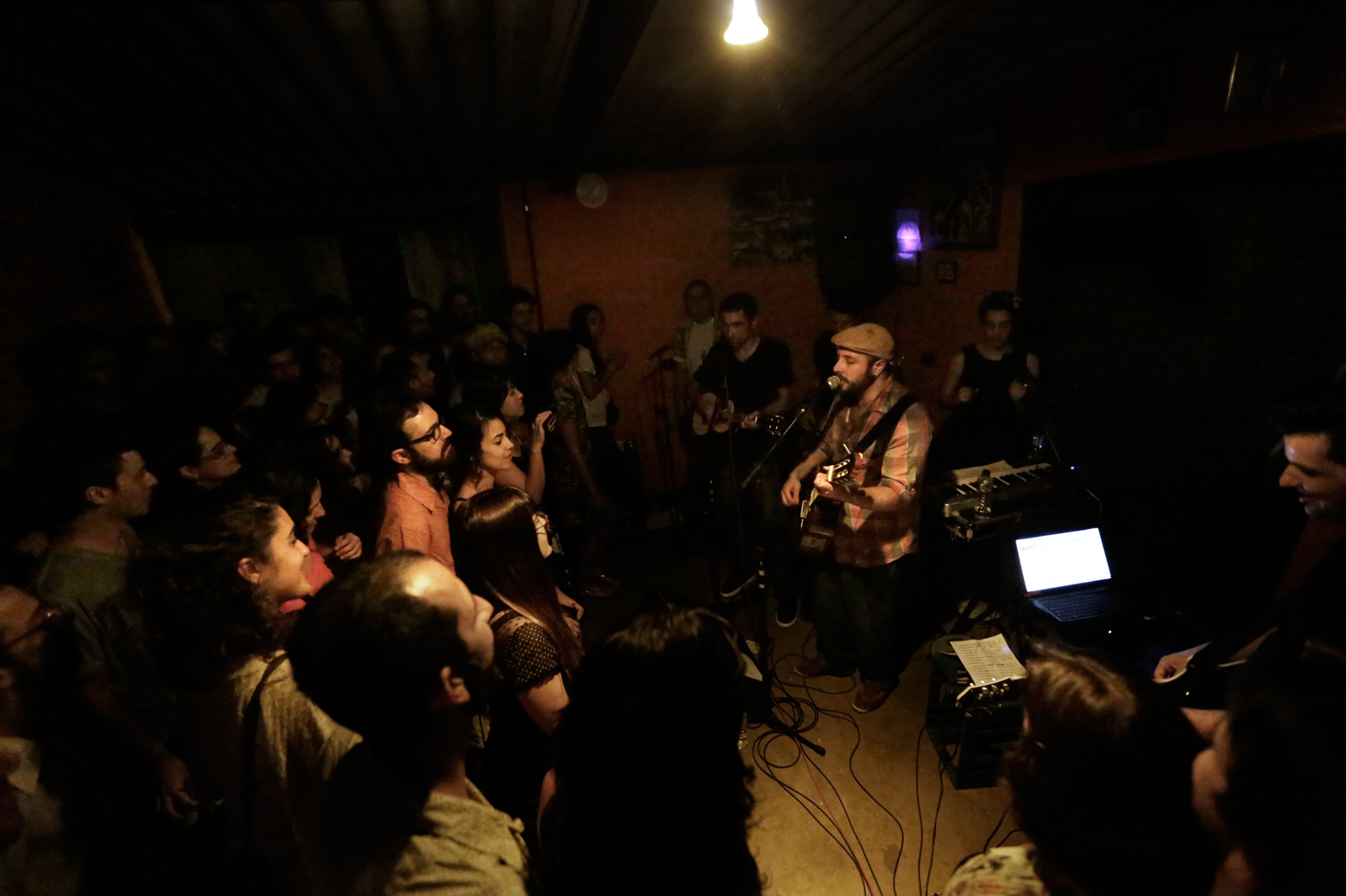 Ruspo na Casinha comendo maçãs